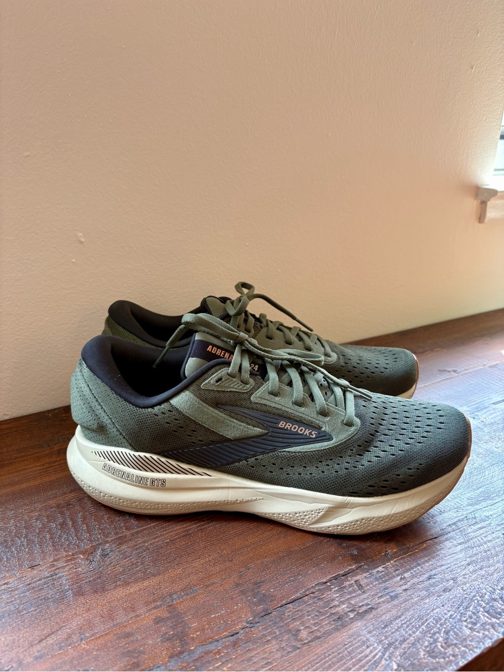 Brooks Men's Adrenaline GTS 24 Running Shoes (size 10)